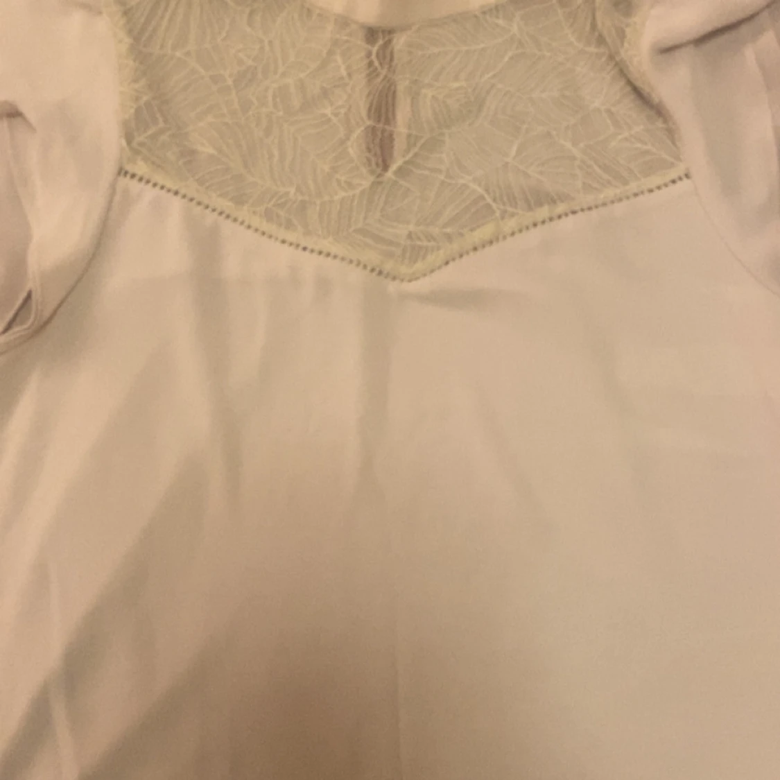 Beige topp med spetsdetaljer