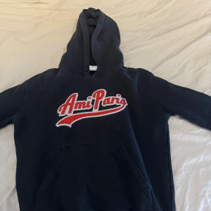Ami paris hoodie - Tja säljer nu min ami paris hoodie då den är för liten på mig! Skriv för mer info