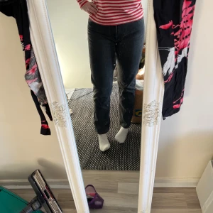 Svarta jeans - Säljer ett par klassiska svarta  jeans med raka ben och hög midja, sitter som levis 501 typ. Jeansen har fem fickor, knappgylf och snygga sömdetaljer på bakfickorna. Jag är 175, lite korta på mig, samt lite tighta i midjan. 