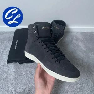Saint Laurent sl10 high - Svinfeta skor från Saint Laurent i svart mocka || skick 9/10 || kommer endast med dustbag! || tveka inte på att skriva vid funderingar eller om du vill ha fler bilder🙌🏼
