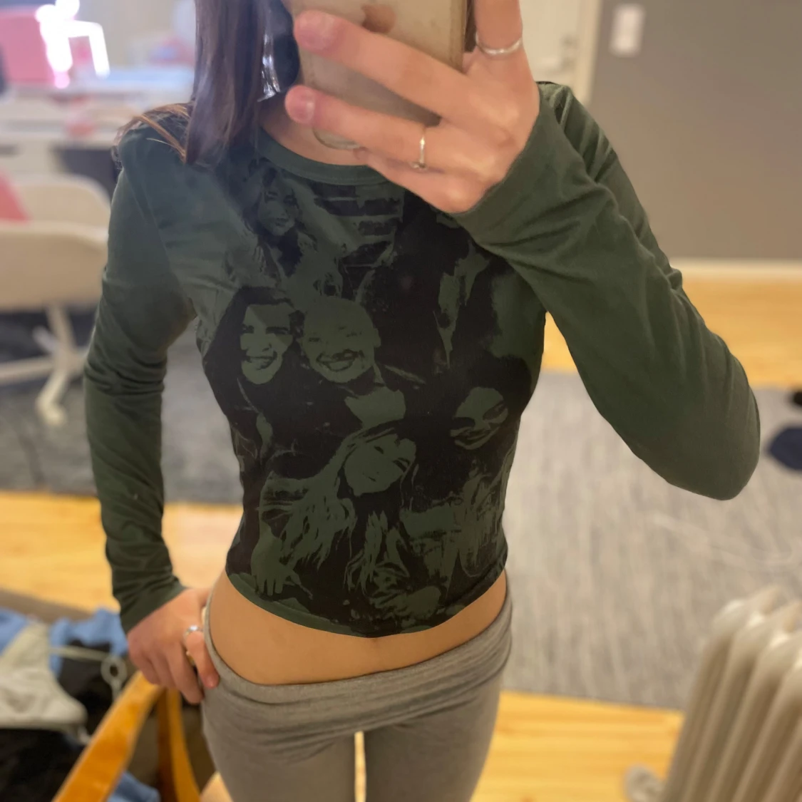 Grön långärmad croppad topp med tryck