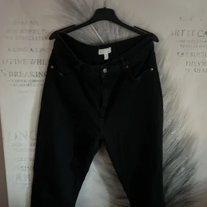 Mörka MOM jeans  - Snygga mörka mom jeans. Använda 1 gång. Säljes pga för stora. Stl 42