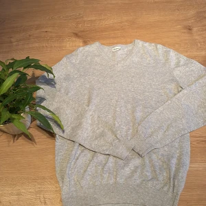 Ljusgrå stickad tröja från John Henric - Säljer en stilren ljusgrå stickad tröja från John Henric. Tröjan är v ringad och riktigt stilig till olika outfits. Pris kan diskuteras.