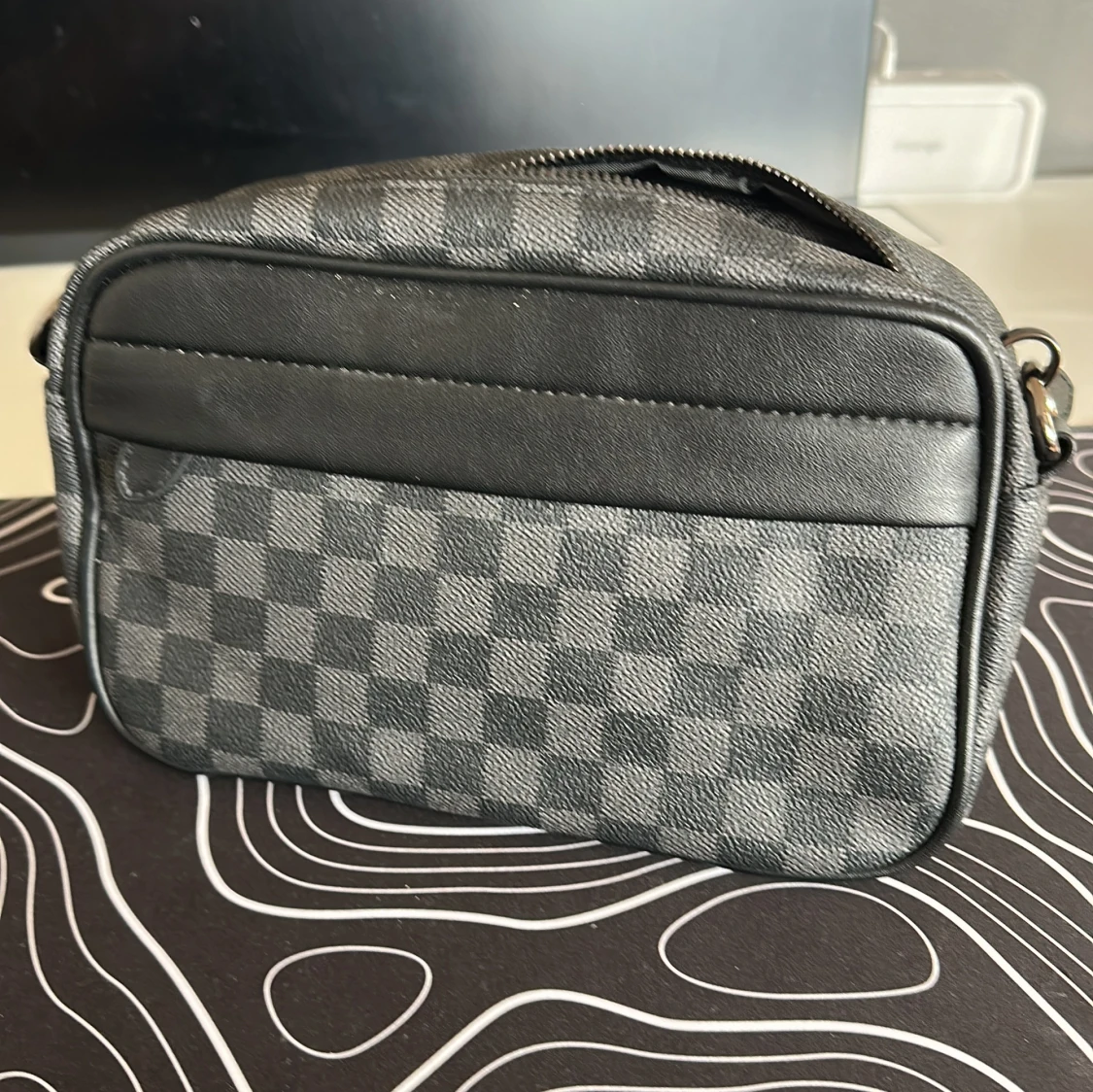 Svart rutig axelväska - 1