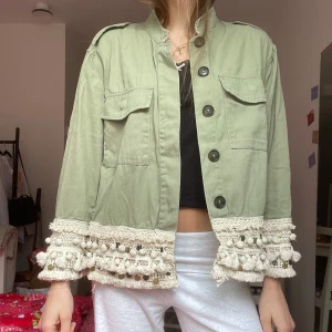 Eftertraktad Zara jacka - Så snygg khaki jacka med fransar från Zara🥰🥰 Storlek L men passar mig som brukar ha XS/S🌸 Tar emot prisförslag annars är det bara att klicka på ”köp”💕💕💕