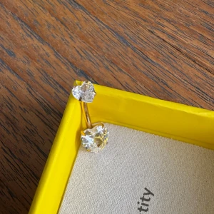Navel piercing - Hej säljer denna helt oanvända navel piercingen i kirurgiskt stål köpt på en lokal piercing butik skriv om ni har någon fråga💕