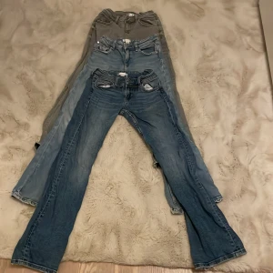 Tre par jeans i olika blå nyanser - Säljer tre par Gina jeans strl 152. Alla för 299kr+ frakt tillsammans ❣️