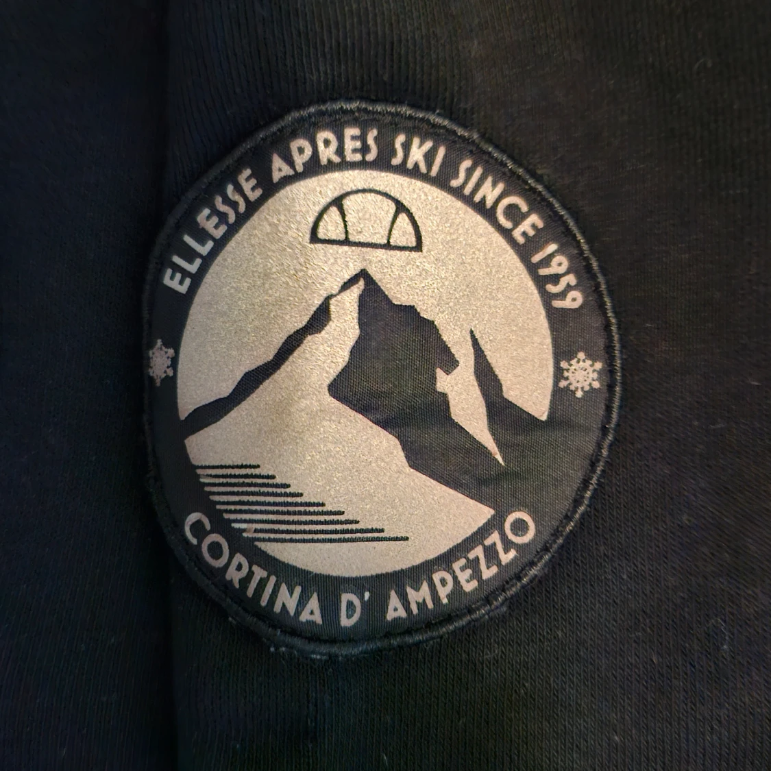 Sommar25. Svart hoodie från Ellesse med broderad logga - 2