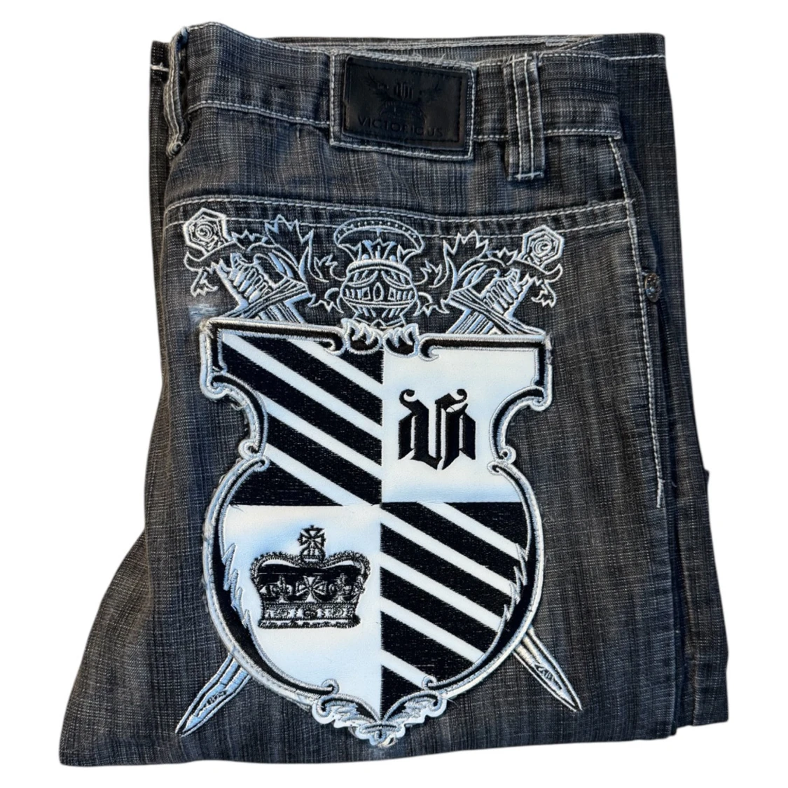 Gråa jeansbyxor med broderad sköld på bakfickorna - 3