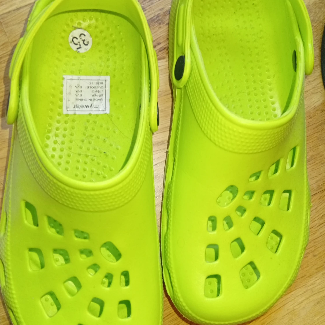 Neongula sandaler med hålmönster