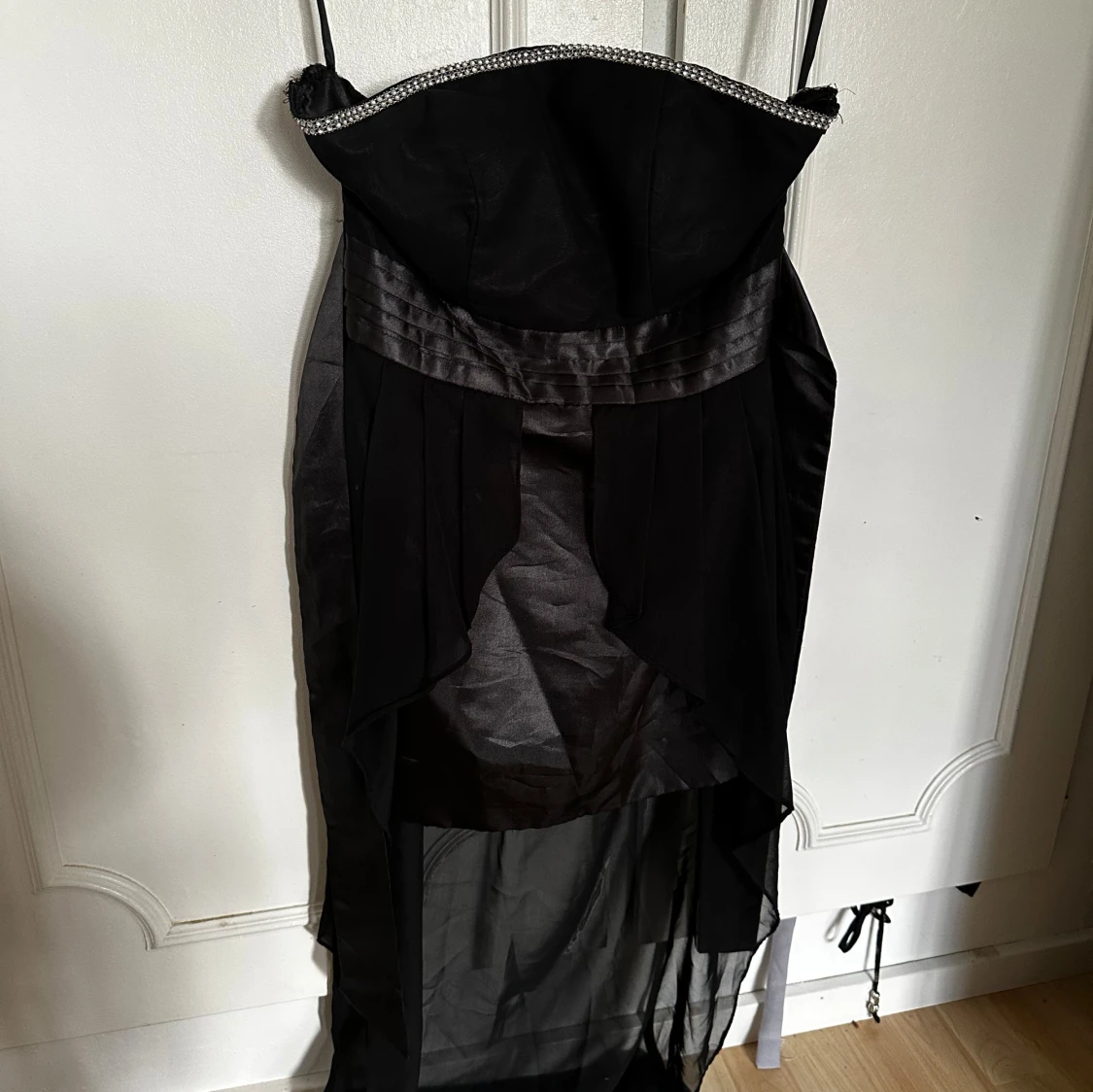 Svart  långklänning med pärldetalj - 3