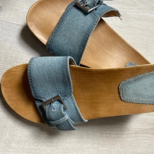 Jeanssandaler med träklack och spänne - Supersnygga tofflor från Zara köpta förra sommaren. Träsko med jeansmaterial💫