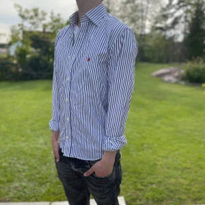 Randig Morris skjorta  - Randig Morris skjorta i nyskick🤩| Storlek: S | Vid frågor eller pris diskussion är det bara att skriva | Frakt inom 48h📦