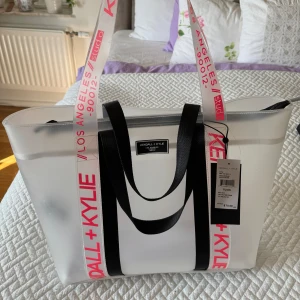 Tote bag - Säljer min mors tote väska.  Perfekt att ha till tex stranden / skola / resa. Aldrig använd. Prislapp sitter kvar. Inköpspris ca 700kr.