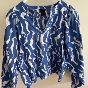 Blus  - Som ny. 