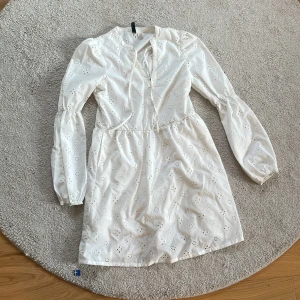 Vit broderad klänning från H&M Divided - Söt vit klänning från H&M . Använd in några timmar. Säljer pågrund av att den är för stor lite för mig. Ny pris 400kr