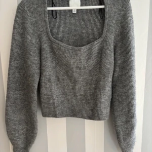 Grå croppad stickad tröja från H&M - Superfin grå stickad tröja från H&M i mycket bra skick. Meddela gärna om du har några frågor🥰