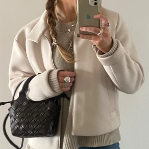 Jacka från COS - Säljer en stilren beige jacka från Cos🤍
