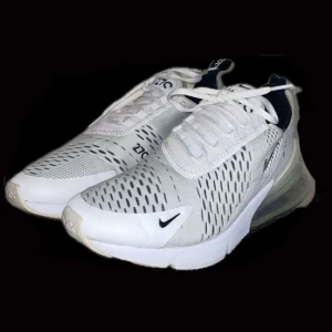 Nike Air Max 270 vita sneakers - 2000 kr nya men vi säljer det för 500 kr💥                            Strl: 39                                                                               Använda ett fåtal gånger.