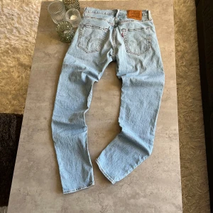 Levis 501 ljusblå jeans - Klassiska Levis 512 jeans med en trevlig ljusblå färg. Storlek W29 L32. Riktigt bra skick (8/10). Passformen är raka lår sen blir den lite smalare ner till. Nypris 1299.
