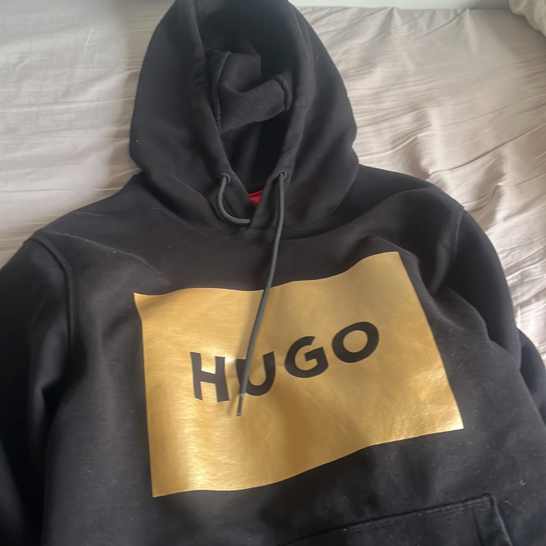 Svart hoodie från HUGO med gulddetalj - 2