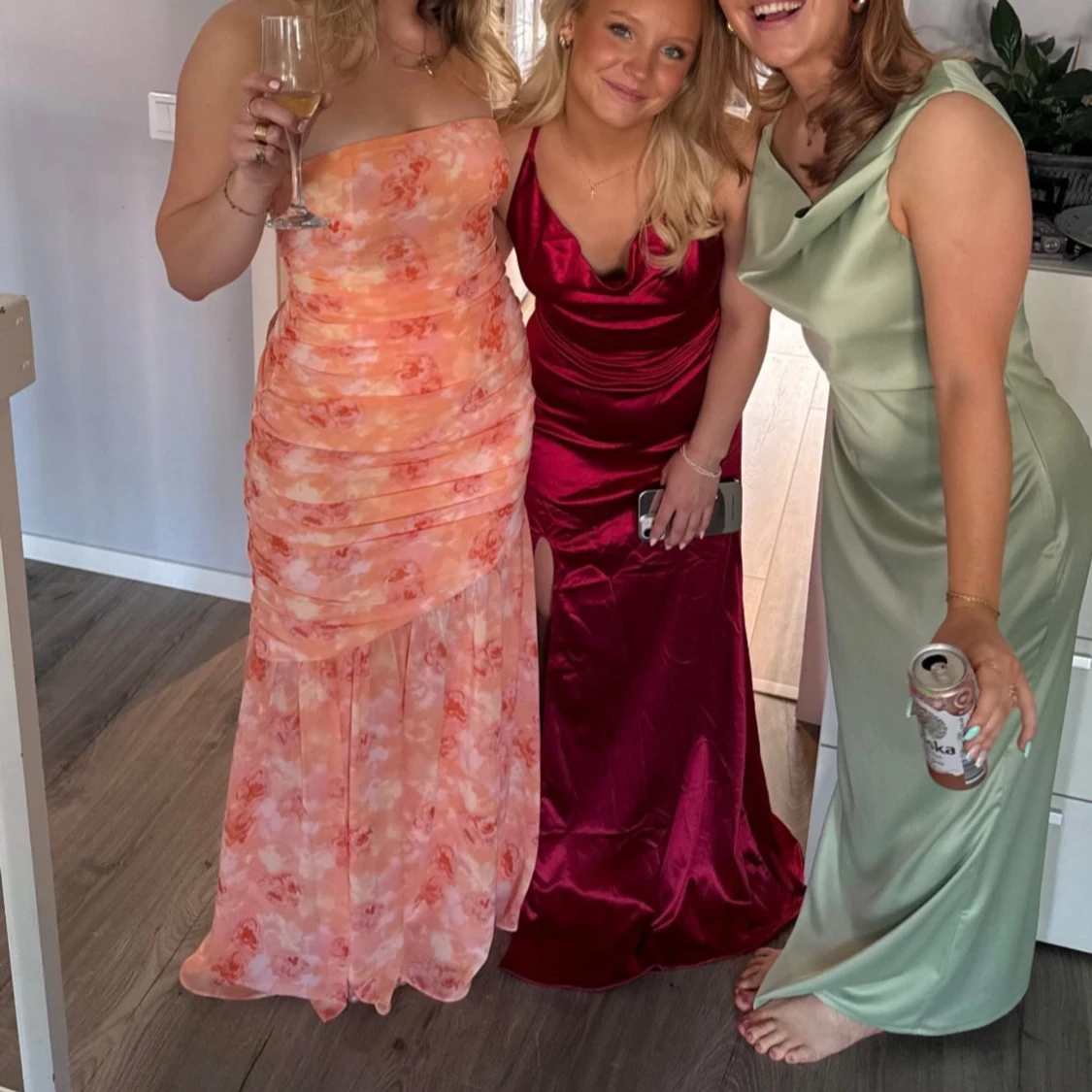 Vinröd balklänning med slits och öppen rygg - 2