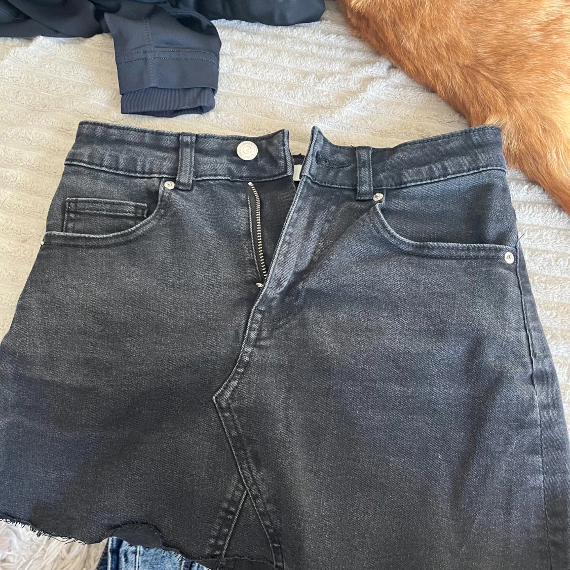 Svart jeanskjol från gina tricot