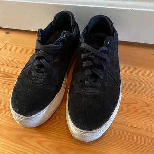 Svarta arigatos - Svarta arigatos strl 41, de är i böttre skick än de ser ut, ser absolut inte lika smutsiga ut i verkligheten. De har några defekter som man ser på bilderna men inget som märks. Pris kan diskuteras