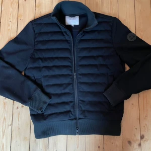 Woolrich cardigan - Nypris cirka 5600kr mitt pris 1699kr🤩 Äkta✅ skick 10/10. Perfekt nu till våren/sommar nätterna då den är som en lite varmare tjocktröja☀️ Passar dig som har S. Som ni ser på bilderna är den lite liten på mig som är cirka 187. Priset går att diskutera vid snabb affär 😁🤩