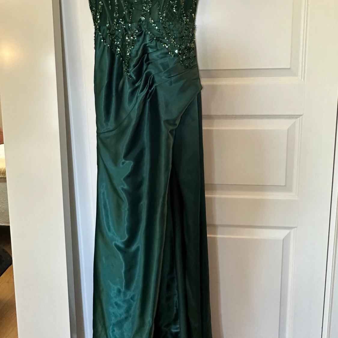 Grön långklänning med paljetter - 3