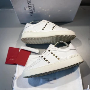 Valentino skor - Hej! Säljer nu mina skor från märket Valentino, storlek 37 bra skick, givetvis äkta. Tveka inte på att höra av dig om du har frågor eller funderingar kring skorna! 