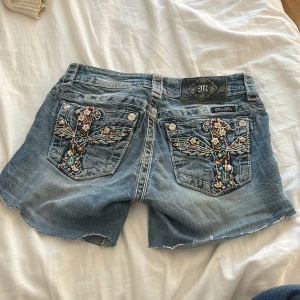 Miss me jeans shorts - Jätte snygga miss me jeans shorts!! Köptes på y2keurope’s pop up i gävle! Aldrig använda bara testade av mig! 💕