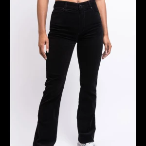 Svarta manchesterbyxor från Madlady - Svarta Manchester-byxor från Madlady. Strl 34/regular och modellen ”Stella”. Lite korta för mig som är 172cm lång. Använda 2-3 gånger. Lite luddiga på bilderna men i fint skick😊