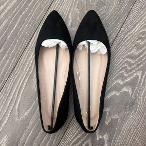 Svarta ballerina skor  - Svarta ballerina skor som är lite mer spetsiga framtill, köpte dem begagna helt oanvända så dem är aldrig använda. Säljer då dem var lite stora på mig💗