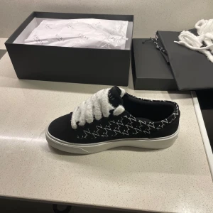Svarta sneakers från Numeris - Säljer ett par svarta sneakers från Numeris med   extra tjocka vita snören. Skorna har vit sula och rund tå, vilket ger en cool kontrast till det svarta tyget. Perfekta för dig som vill sticka ut med din stil. Helt nya, inte använda nånting.