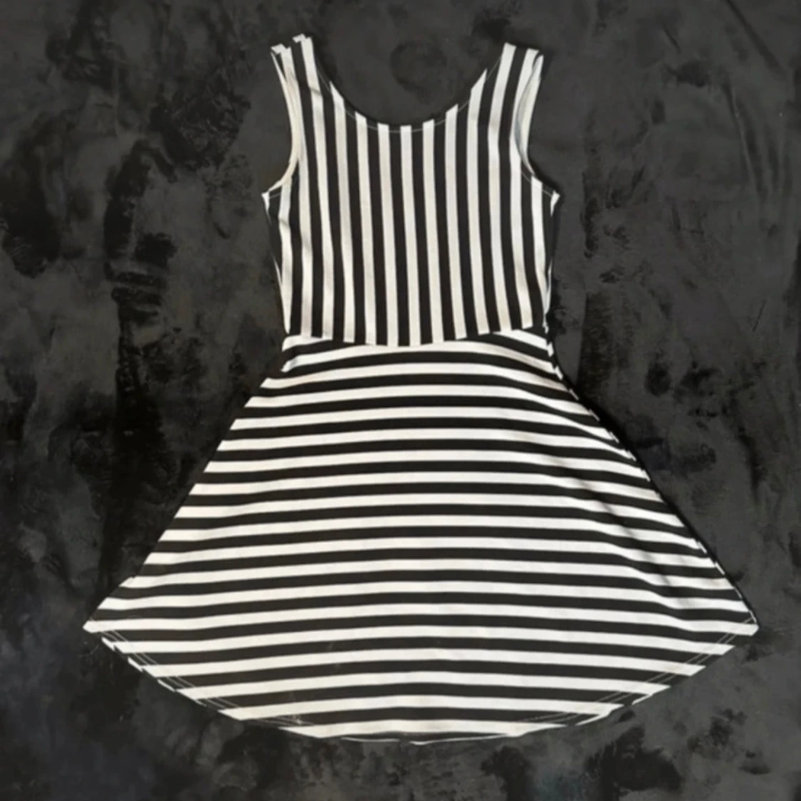 Randig sommarklänning från Sisters Point – figursmickrande retrostil med djup rygg Stl 36 / Small