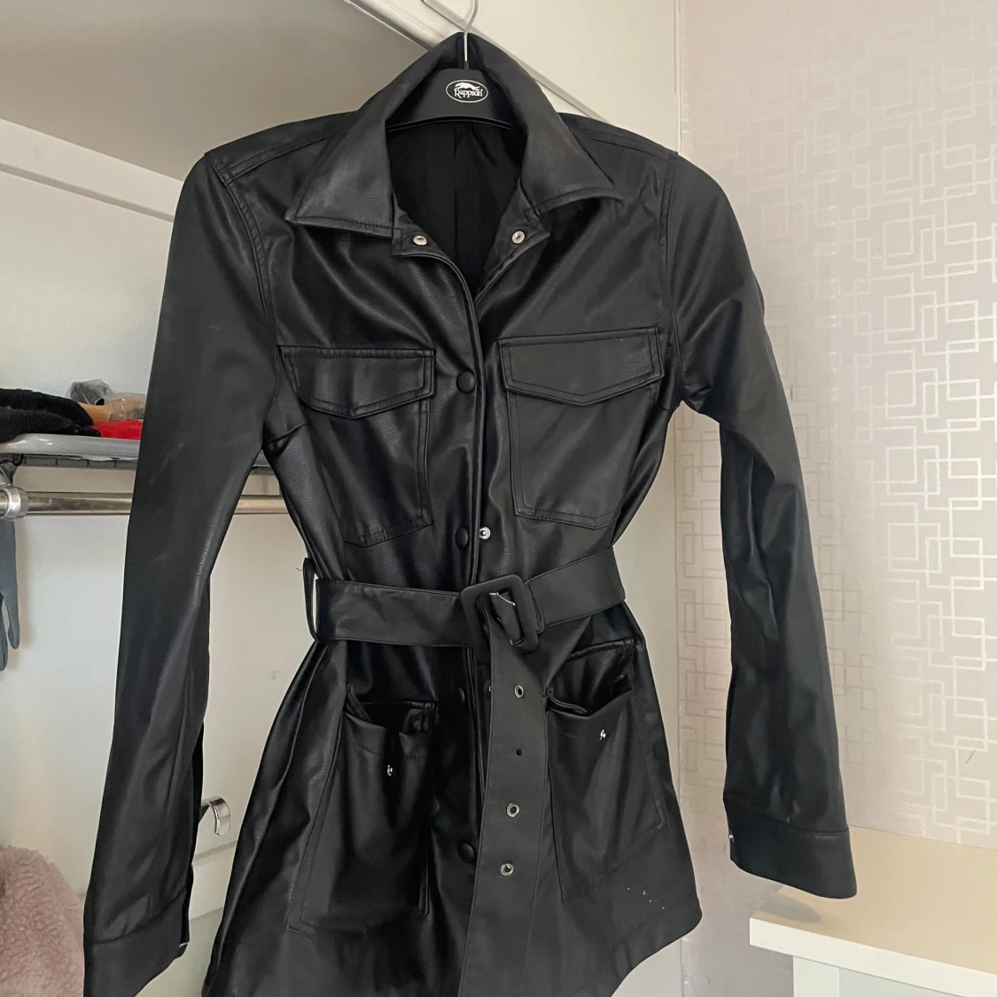 Svart skinnjacka med bälte från Gina Tricot