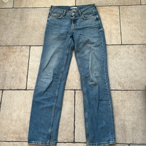 Blå lågmidjade jeans  - Blå jeans från ginatricot, de är lågmidjade och har en lösare passform. Använda ett fåtal gånger så de är i bra skick☺️ 