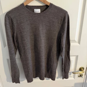 Adays march tröja  - Hej. Säljer en fin Adays march tröja som jag inte längre kan använda. Storleken är Small men då den har krymt lite i tvätten passar den mer för den som har XS i sina kläder. Hör gärna av er vid frågor och funderingar. 