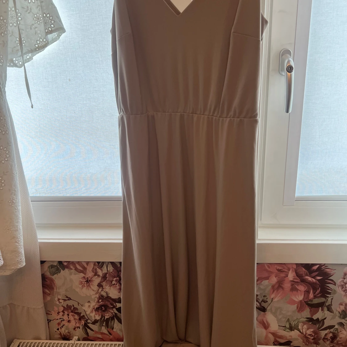 Beige långklänning med v-ringning