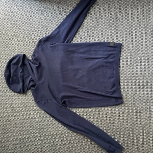 Grischelino Grisch edc brand hoodie vintage - Soft ksk cashmere hoodie med slim soft style. Ser riktigt bra ut, utan några skador eller smuts på den alls. Vintage Edc brand