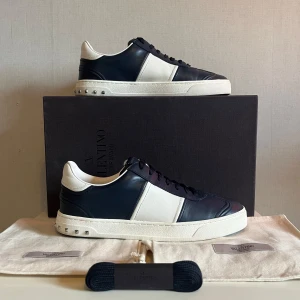 Valentino Flycrew (41, 42) - (FAST PRIS) Hej, säljer nu dessa riktigt fräscha valentino flycrew skorna i storlek 41! Innersulan är 27 cm.  Är stor i storlek. Skick 9/10, alla nitar är kvar! Vid någon fundering så är det bara att höra av sig:) INGA BYTEN