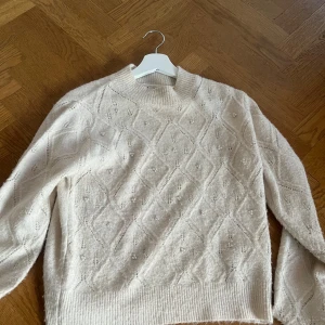 Beige stickad tröja med pärlor - Säljer en jätte fin stickad tröja med pärlor ifrån JDY i storlek S💗
