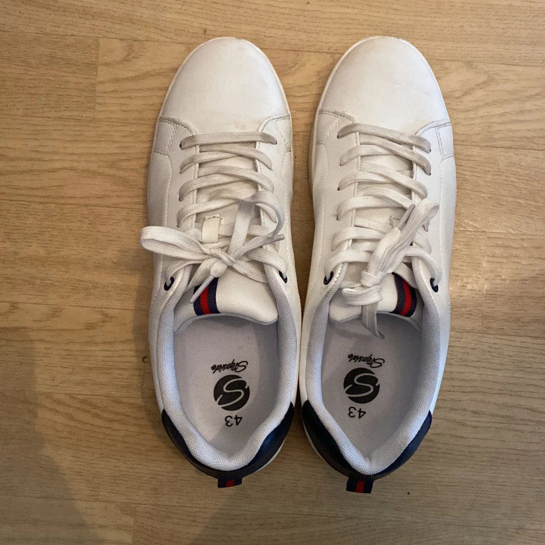 Vita sneakers med röd och blå detalj