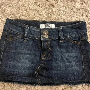 Jeanskjol - Säljer min Lågmidjade jeanskjol då den är lite för liten på mig💗midjemått tvärsöver är cirka 34cm💗(bilderna är lånade från förra ägaren)