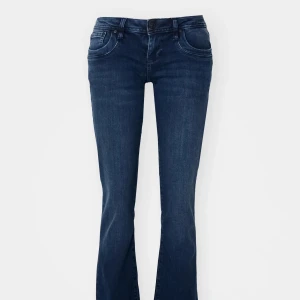 Mörkblå bootcut jeans ltb  - Snygga mörkblå jeans med bootcut passform och klassiska fickor fram och bak. Jeansen har normalhög midja och är tillverkade i ett stretchigt denimtyg som sitter skönt hela dagen.