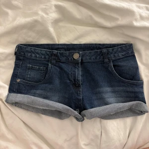 Vintage Lågmidjade shorts - Supersnygga korta jeansshorts med låg midja. De säljs inte längre och ör svåra att få tag på. Uppskattad storlek är S/M.