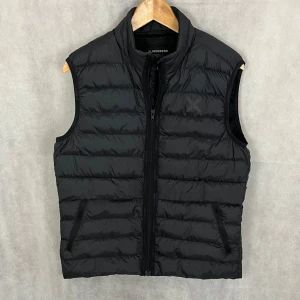 J Lindeberg väst - Riktigt soft j Lindeberg väst. Storlek M kan även passa S. Modellen är 185 och den är något liten. Nyskick