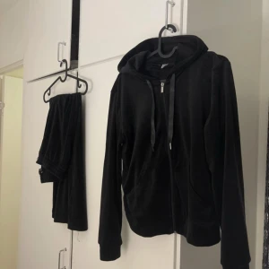 Svart mjukisset Gina tricot  - Mycket bra, knappt använt. Fast pris   Den ena silvriga grejen på bandet av tröjan gick av i tvättmaskinen och bandet på byxorna vet jag ej vart dem har tagit vägen   Byxor storlek M, tröja i S