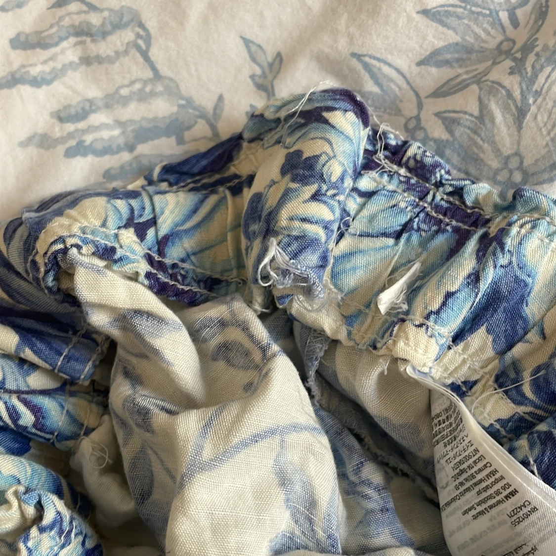 Blommiga shorts med blått mönster - 1